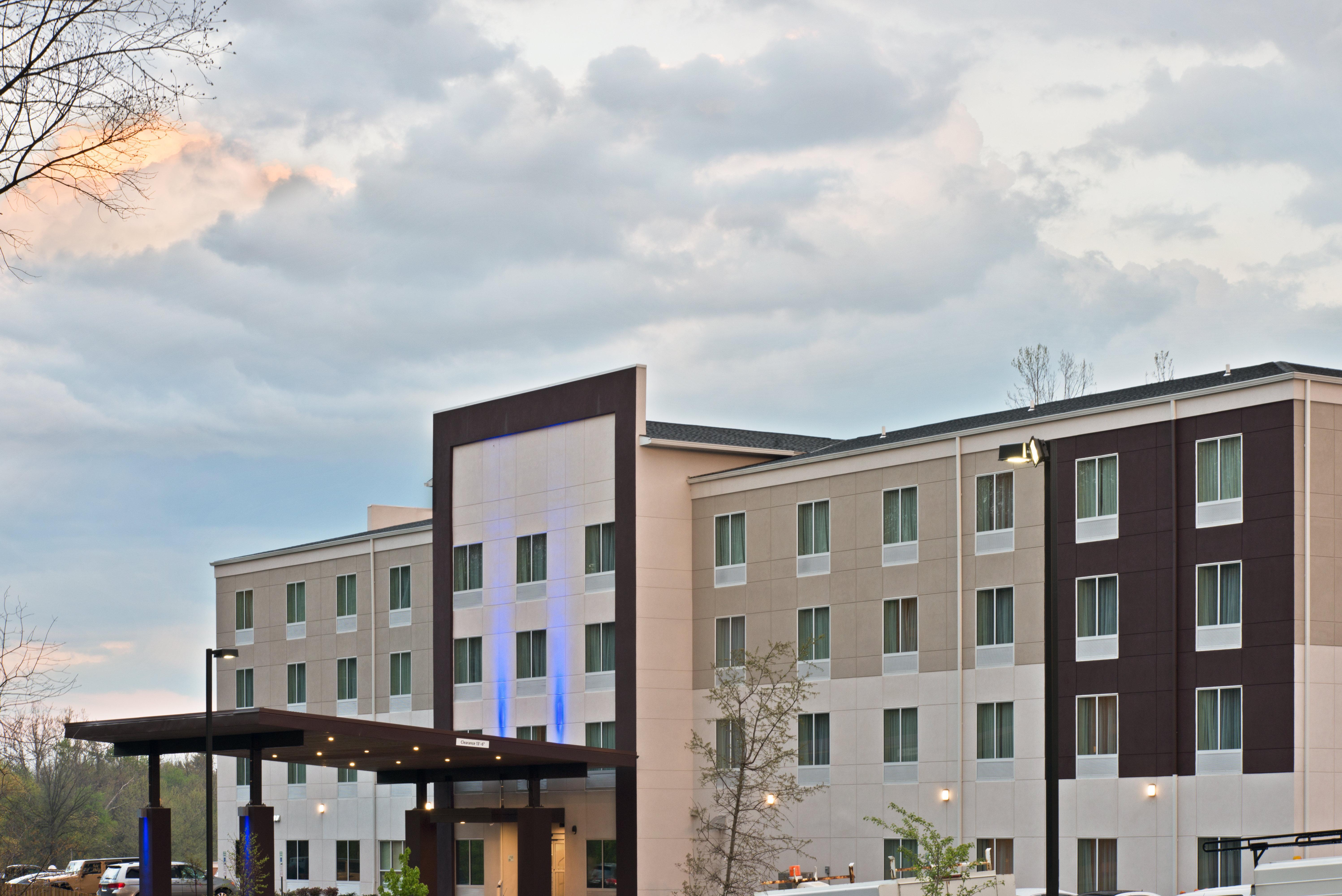 Holiday Inn Express & Suites New Cumberland By Ihg Dış mekan fotoğraf